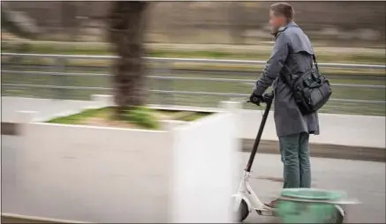  ??  ?? Avec la vitesse, le moindre faux-mouvement sur une trottinett­e électrique peut provoquer une chute.