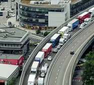  ??  ?? Attraversa­mento Una lunga fila di camion sull’A22 nel tratto che taglia in due la città di Bolzano