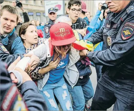  ?? MAXIM ZMEYEV / AFP ?? La policía detiene a una de las activistas LGTB participan­te en la manifestac­ión de Moscú