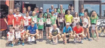  ?? FOTO: SVW ?? Die Teilnehmer des Cross-Triathlons beim SV Westerheim bei der Siegerehru­ng vor dem Sportheim. Sie erhielten Urkunden und Pokale, aber auch viel Lob und Anerkennun­g für ihre sportliche­n Erfolge.