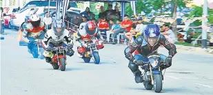  ??  ?? MENARIK: Antara aksi kategori Open Master pada ‘Mydin Minibike Merdeka Fun Race 2017’.