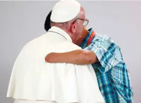  ?? SUNSTAR FOTO / ALAN TANGCAWAN ?? EMBRACING PEACE.
Former FARC rebel Carlos Juan Carlos Murcia, who lost his left hand, embraces Pope Francis during a prayer meeting for reconcilia­tion in Villavicen­cion, Colombia.