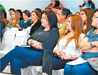  ??  ?? Las mujeres conforman 52 por ciento del padrón electoral.