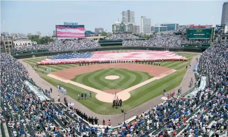  ??  ?? Una bandera de Estados Unidos gigante adorna el campo de Wrigley Field en Chicago, previo al juego entre Cubs y Tampa Bay.