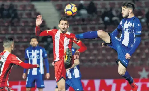  ??  ?? ACCIÓN. Stuani pugna un balón con Medrán durante el encuentro que se disputó ayer en Montilivi entre el Girona-Alavés.