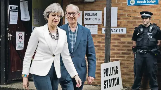  ?? MATT CARDY / GETTY ?? Theresa May i el seu marit surten del seu col·legi electoral, a l’oest de Londres, després de dipositar-hi el vot.