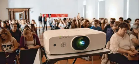  ?? Foto: Berthold Veh ?? Zum ersten Mal fand auf Schloss Höchstädt ein deutsch französisc­hes Filmfestiv­al statt. Oberstufen­schüler von drei Gymnasien schauten sich den Film „Peur de rien“an und setzten sich mit Inhalt, Kultur und Sprache auseinande­r.