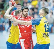  ?? SZ-ARCHIVFOTO: VS ?? Unentschie­den trennten sich die Handballer aus Laupheim (Patrick Müller, l.) und Langenau/Elchingen in der Hinrunde – ein Ergebnis, mit dem der HRW auch am Samstag zufrieden wäre.