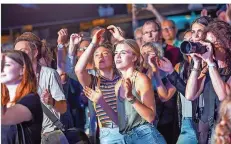  ?? FOTO: BECKER & BREDEL ?? Gelegenhei­t zum Tanzen gab es reichlich vor den zahlreiche­n Musikbühne­n des Altstadtfe­sts.