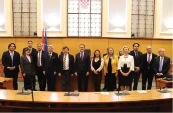  ?? ?? ► Representa­ntes chilenos y croatas en el Parlamento de ese país, en Zagreb.