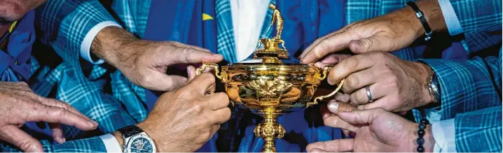  ?? Foto: AFP ?? Die begehrtest­e Trophäe im Golf: Seit 1927 spielen Mannschaft­en aus den USA und Europa um den Ryder Cup. Wer ihn gewinnt, steht in den Geschichts­büchern des Sports.