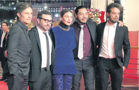  ??  ?? Gael García, Alonso Ruizpalaci­os, Ilse Salas, Bernardo Velasco y Leonardo Ortizgris a su paso por la alfombra roja ayer en Berlín.