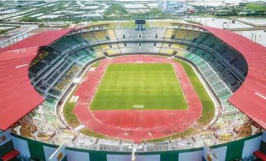  ?? RIANA SETIAWAN/JAWA POS ?? TERUS BERSOLEK: Kondisi terbaru Gelora Bung Tomo kemarin. Selain merenovasi berbagai fasilitas di stadion, pemkot menambah akses menuju GBT.