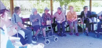  ??  ?? Lors d’une balade, arrêt sous le kiosque au parc