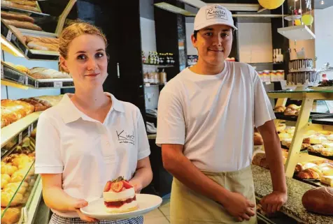  ?? Foto: Jonathan Mayer ?? Fabienne Rahm und Leonhard Müller sind zwei von fünf neuen Azubis der Bäckerei Kiechle in Bellenberg. Sie macht eine Ausbildung zur Konditorin, er zum Bäcker. Im Land kreis Neu Ulm starteten am Montag 202 junge Menschen ihre handwerkli­che Ausbildung.