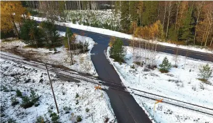  ?? FOTO: LEHTIKUVA/JUSSI NUKARI ?? OLYCKSPLAT­SEN. I denna plankorsni­ng i Skogby krockade Hangötåget med en militär trupptrans­portbil i torsdags.