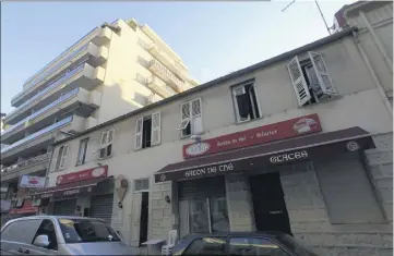  ??  ?? Une vingtaine de chambres meublées insalubres de la rue Beaumont à Nice étaient louées  euros par mois. Le bailleur percevait en plus les allocation­s logement à l’insu de ses locataires. (Photo François Vignola)