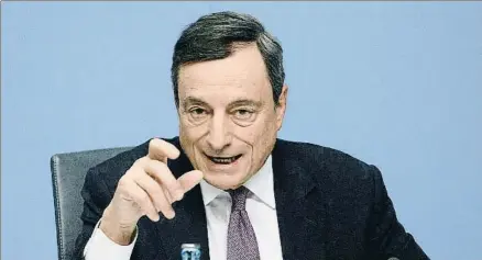  ?? ALEX KRAUS / BLOOMBERG ?? Mario Draghi, presidente del BCE, en la rueda de prensa de ayer en Frankfurt