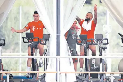  ??  ?? Arturo Vidal en su último día en el Bayern Múnich, junto al colombiano James Rodríguez.