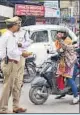  ??  ?? A commuter seeking directions from cops.