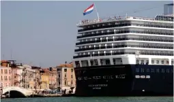  ?? FOTO: LUIGI COSTANTINI/AP/TT ?? Den så kallade dagsturism­en, passagerar­e från stora kryssnings­fartyg, är ett växande problem för Venedig.