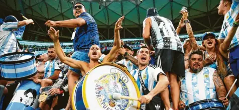  ?? Foto: Tom Weller, dpa ?? Argentinie­ns Fans gehören zu den lautstärks­ten dieser Fußball-WM – und könnten zusammen mit dem Starensemb­le auf dem Platz um Lionel Messi den großen Coup bei diesem Turnier landen.