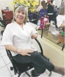  ?? |MAURO VIDAL ?? “Lo más lindo de ser peluquera es ver la satisfacci­ón de las clientas cuando se miran al espejo y ven su cambio de look”, señala Carmen