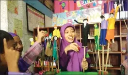  ?? FIRMA ZUHDI AL FAUZI/JAWA POS ?? GURU ASYIK: Zulfa Khoirun Naja memainkan boneka-boneka wayang di hadapan anak-anak didiknya di PG-TK Islam Kreatif Mutiara Anak Sholeh kemarin.
