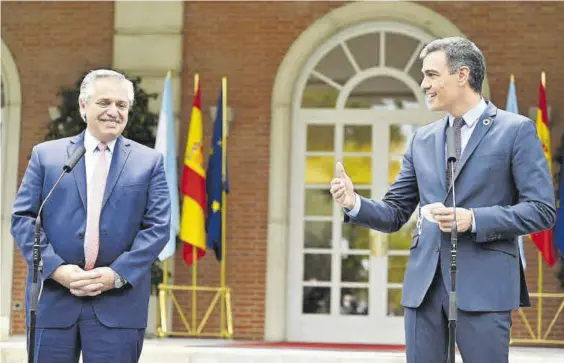  ?? GABRIEL BOUYS / REUTERS ?? El jefe del Gobierno, Pedro Sánchez, comparece ante la prensa con el presidente argentino, Alberto Fernández, ayer, en la Moncloa.