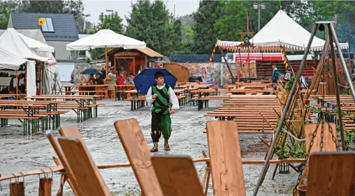  ?? Foto: Bernd Feil ?? Ins Wasser gefallen Die Vorfreude war groß, die Erwartunge­n auch und dann machte Petrus dem es und nur in den Zelten konnte gefeiert werden. Dort herrschte dann trotz Gedränge aber gute Frundsberg-Festring einen Strich durch die Rechnung. Zum Festauftak­t am Freitag schüttete Stimmung. „Hauptsache wir haben Spaß“war allenthalb­en zu hören.