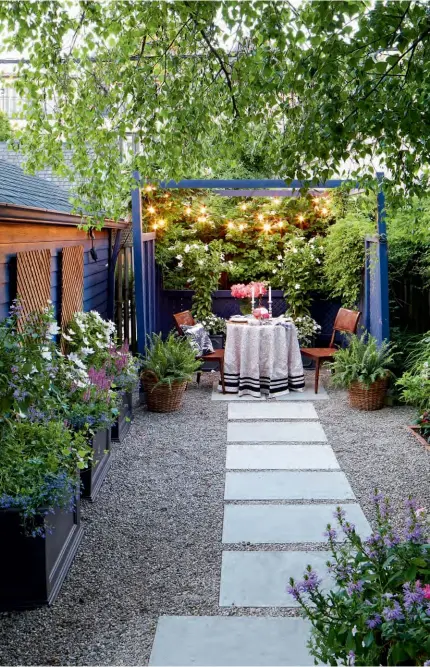  ??  ?? S’inspirant des parcs et des jardins bien entretenus de Paris, Cynthia a opté pour un revêtement de sol classique mariant des pavés et du gravier. «M’astreindre à l’entretien d’une pelouse? Pas question!» dit-elle.