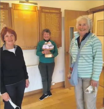  ??  ?? Machrie ladies’ captain Clare Buchanan and Jerry Arthur of Shishine with Elizabeth Ross, who mastermind­ed the competitio­n.