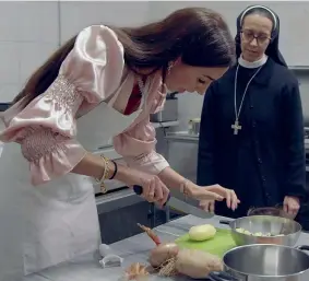  ??  ?? In cucina
Una delle concorrent­i (Sofia, 22 anni) lavora nella cucina del convento La Culla di Sorrento, supervisio­nata da suor Monica, madre superiora