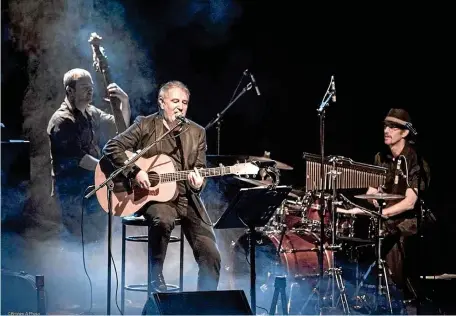  ??  ?? Christophe Roncalli, à la guitare et au chant, a présenté pour la première fois son spectacle en février dernier à Carcassonn­e.