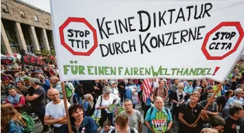  ?? Foto: Silas Stein, dpa ?? Deutsche Bürger haben Angst vor Freihandel­sabkommen.