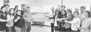  ??  ?? ARAM SAMPAL DATAI: Peter Kallang (enam kanan) ngelanchar­ka poster aum besai Clean Energy Collaborat­ion kena 15 enggau 16 March tu di Kuching.