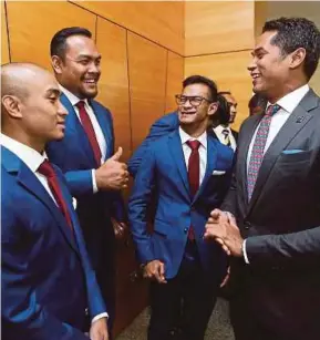  ??  ?? Menteri Belia dan Sukan, Khairy Jamaluddin Abu Bakar bersama atlet negara di Bangunan Parlimen, semalam.