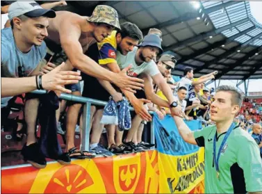  ??  ?? ACLAMADO. Lunin, ayer, felicitado por la afición después de ser decisivo en la gran final.