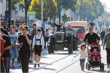  ?? Foto: Michael Hochgemuth ?? Zum Auftakt des Lechhauser Marktsonnt­ages gab es einen Umzug in der Neuburger Straße. Viele tausend Besucher wurden von den Veranstalt­ern registrier­t. Die Lechhauser Kirchweih verzeichne­te auch einen großen Zulauf.