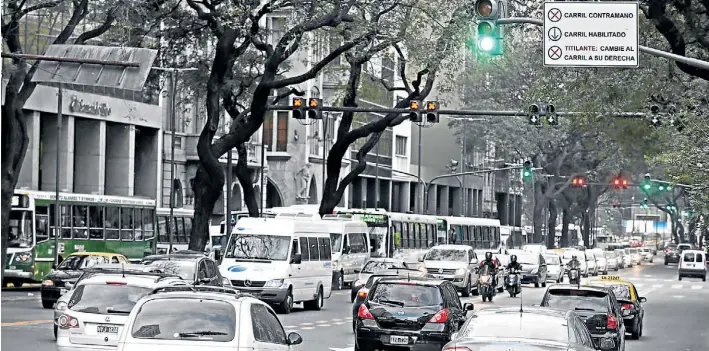  ?? FOTOS: LUCIANO THIEBERGER ?? Semáforos.
Ya están colocados sobre la traza de la avenida. Antes de cambiar, titilarán durante dos minutos para alertar a los automovili­stas.