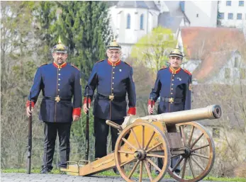  ?? FOTO: VEREIN ?? Die Salut-Kanoniere Thomas Kern (von links), Anton Braun und Werner Stoermer in der Uniform, die aus der Zeit des deutsch-französisc­hen Krieges (1870/1871) stammen. Zum 60-jährigen Bestehen wurden nun auch drei Pickelhaub­en beschafft, drei...