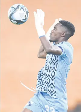 ?? Picture: Gallo Images ?? BRICK WALL. Milford FC goalkeeper Siphamandl­a Hleza was the hero for his team as they knocked Kaizer Chiefs out of the Nedbank Cup at FNB Stadium last night.