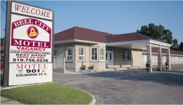  ?? CHRIS YOUNG/CANADIAN PRESS ?? Forty pythons were seized from a couple staying at the Bell City Motel in Brantford, Ont., with their five young children.