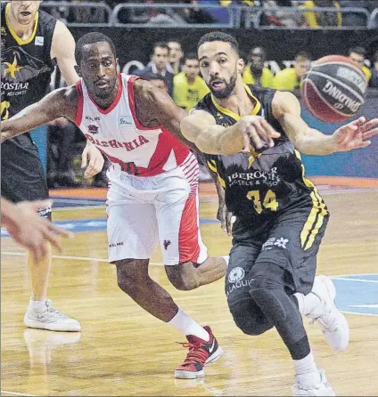  ?? FOTO: EFE ?? Baskonia e Iberostar Tenerife, dos de los equipos con opciones de clasificar­se para la Copa del Rey