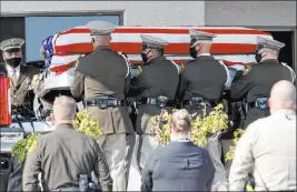  ?? Las Vegas Review-journal @Kmcannonph­oto ?? K.M. Cannon
Honor guard members on Aug. 19 load the casket of Metropolit­an Police Department Lt. Erik Lloyd, who died July 29 after contractin­g COVID-19.