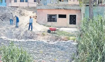  ?? ROSALÍA MALDONADO ?? Construyen muro de contención junto al puente de fierro del tren