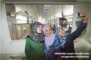  ??  ?? PENGGUNA sempat berselfie ketika
menggunaka­n perkhidmat­an.