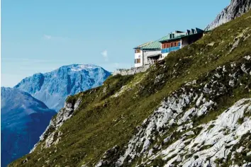  ?? Foto: Alpenverei­n Augsburg (Archivbild) ?? Die Augsburger Hütte liegt auf einer Höhe von 2298 Metern. Am Sonntag passierte dort ein Unglück, bei dem ein 34‰Jähriger ums Leben kam.