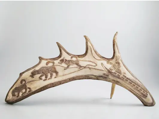  ?? COURTESY LA FÉDÉRATION DES COOPÉRATIV­ES DU NOUVEAU-QUÉBEC ?? Leevan Etok Man and Dog Team 2015 Antler 23.5 × 45 × 9.5 cm