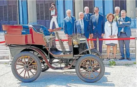  ?? Foto: RACVN ?? Los participan­tes en la presentaci­ón, ante el primer coche matriculad­o en Gipuzkoa, en 1901.